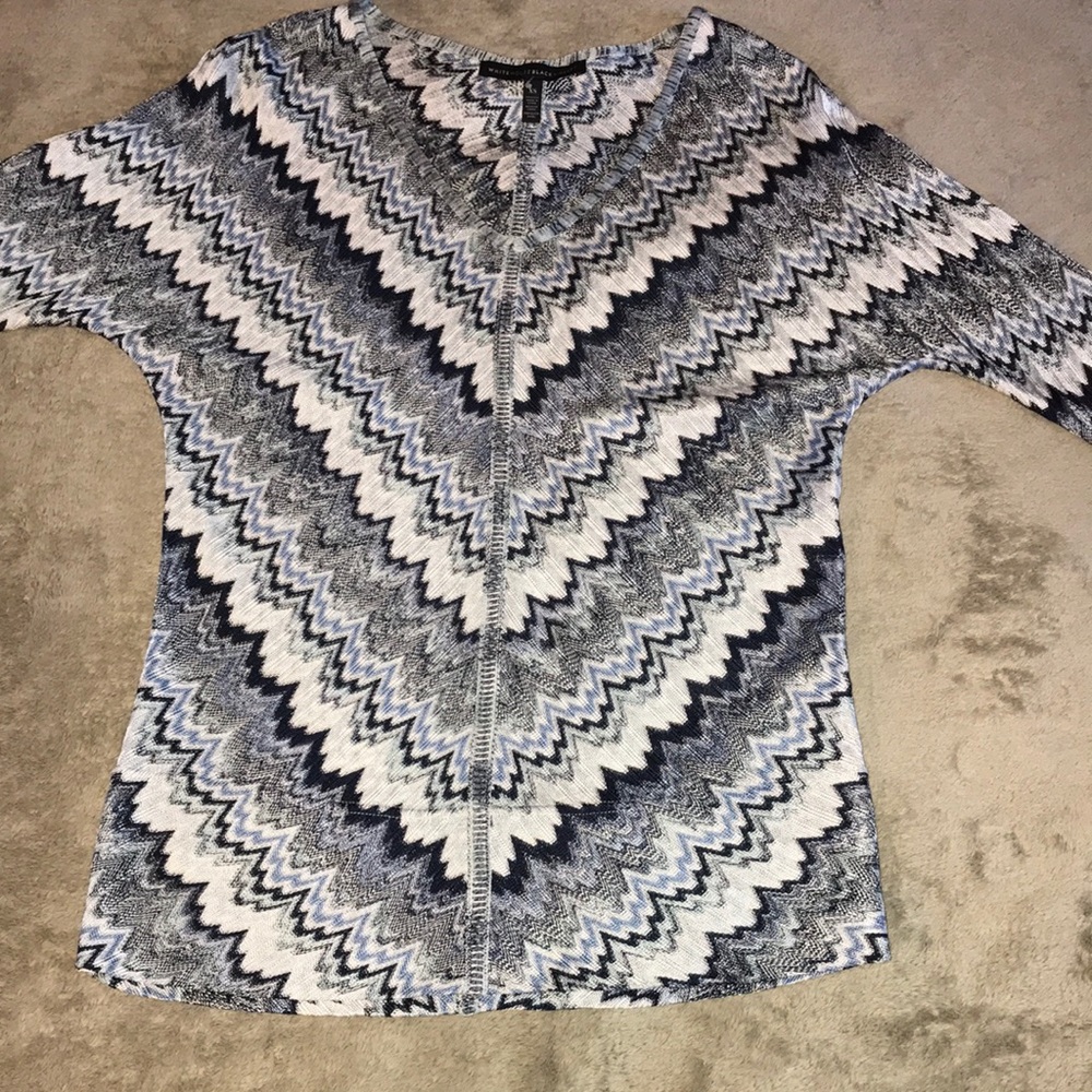 Gorgeous zigzag V-neck lightweight sweater